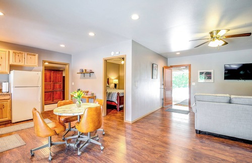 Murphysboro Apartment | Murphysboro Retreat w/Deck Near Kinkaid Lake!