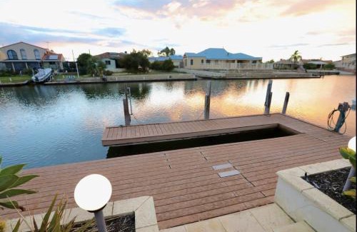 South Yunderup House | Murray River Family Retreat Jetty Spa Sauna
