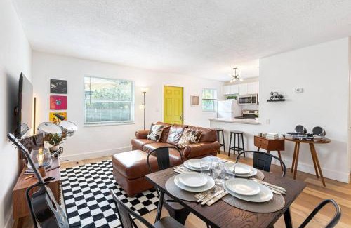 Sailboat Bend House | Musicians Lounge - 2 BR with parking asssigned