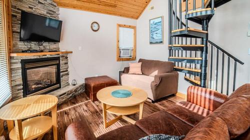 Muskoka Lakes Ski Chalet | Muskoka Lakefront 3-bdrm Chalet #90