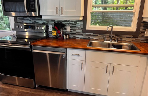 Bala Cottage | Muskoka lakefront,private sand beach ,cosy-family cottage