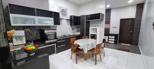 Ayer Molek Villa | Muslim Baity Jannati House (Big Family)