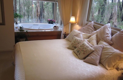 Healesville Bed & Breakfast | Myers Creek Cascades Luxury Cottages
