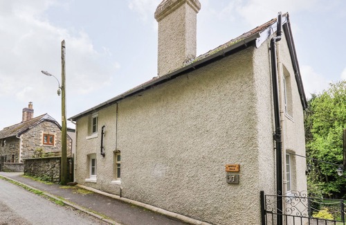 Knighton Cottage | MYRTLE VILLA, pet friendly, character holiday cottage in Knighton