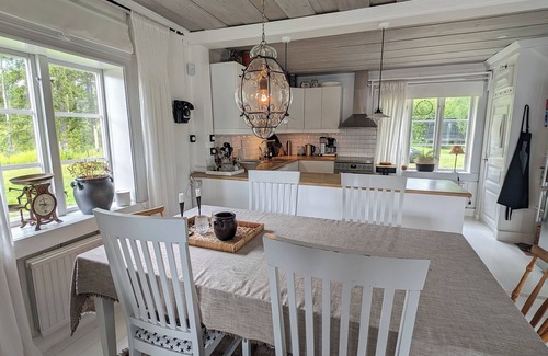 Nasviken House | Mysig stuga med härlig utsikt över sjö och berg. Husdjurs vänligt!