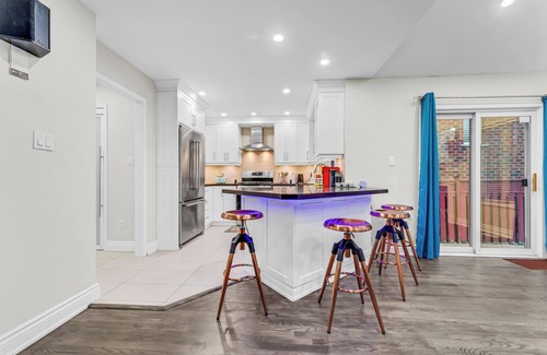 Lisgar House | Mystic Mansion in Mississauga (Greater Toronto) w/Party Rm Sleeps 10