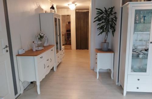 Saeveland Apartment | Nær sentrum skog å strand