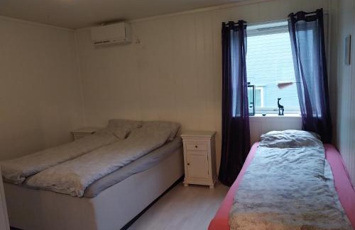 Saeveland Apartment | Nær sentrum skog å strand