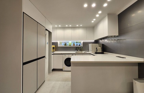 Cheongdam Villa | N.4 K-POP stay, Apgujeong Rodeo station, COEX, Resting after plastic surgery