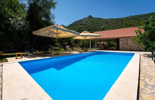 Cetinje Ski Chalet | NAJ village