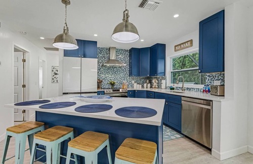Central Naples House | Naples 3 BDRM/Resort Style/Htd Pool/Hot Tub/BBQ