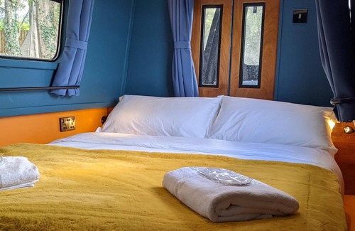 North Wheatley Cabin | Narrowboat With Hot Tub, Spa, Cruising And More
