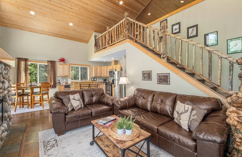 Leavenworth House | Nature Acres-Hot Tub, Yard, WIFI, EV, Dogs OK
