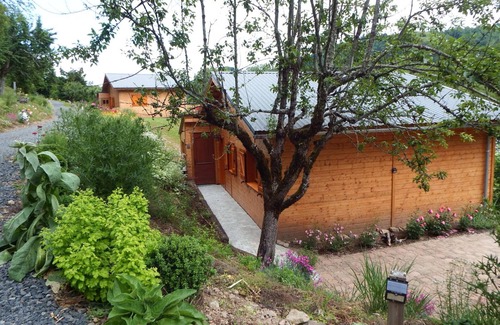 Velzic Cottage | Nature chalet with terrace, pets allowed, Tourism and Handicap certified