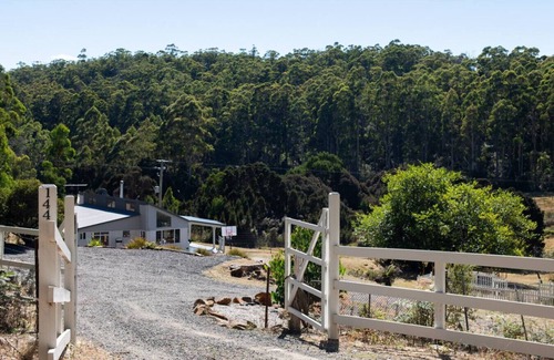 Underwood House | Nature Escape - Big Bush Block!