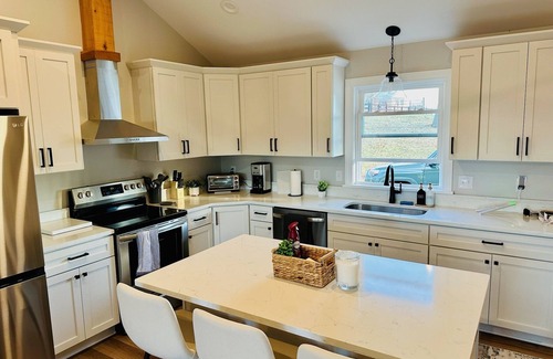 Clifford House | Nature getaway; beautiful Mountain Views, close to rivers, breweries & wineries.