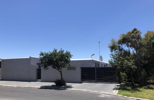 Grassy Park House | Nature's Rest