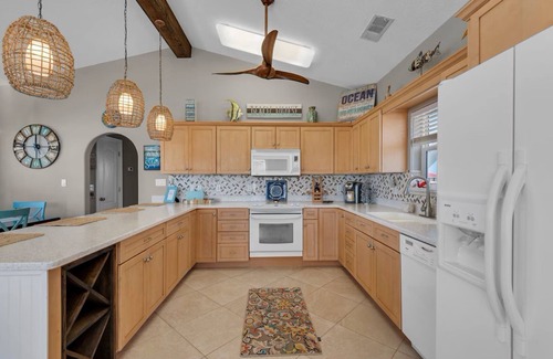 Navarre Beach Cabin | Navarre Beach Bungalow/PRIVATE POOL & Dog Friendly