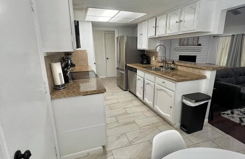 Barker House | Near Airport 8beds,Pool table, Parking, Backyard, Wi-FI