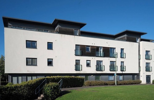 Longcroft Apartment | Near Airport - Free Parking