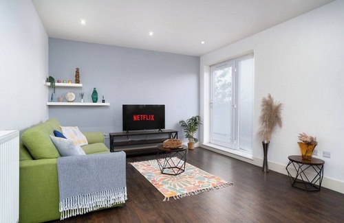 Longcroft Apartment | Near Airport - Free Parking