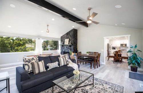 Sandy House | Near City Park-mountains-canyons-game Room-pool