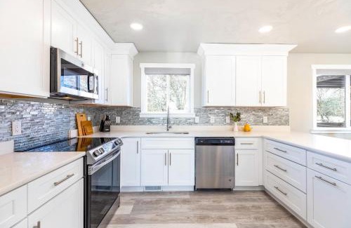 Sandy House | Near City Park-mountains-canyons-game Room-pool