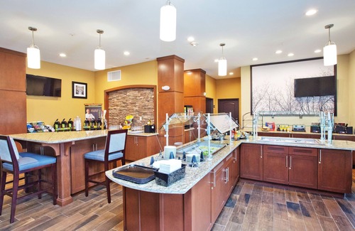 Sweetbriar Condo | Near Downtown Austin | 24 Hour Business Center + Heated Outdoor Pool