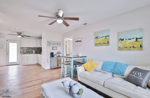 Abilene House | Near HSU, ACU & Hendrick ~ Clean ~ Charming Cottage ~ New Discounts ~ Pets
