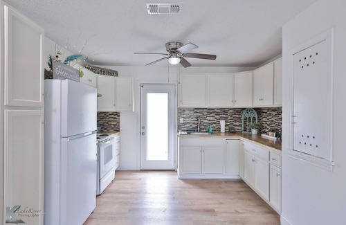 Abilene House | Near HSU, ACU & Hendrick ~ Clean ~ Charming Cottage ~ New Discounts ~ Pets