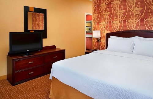 West Dundee Resort | Near Raceway Woods Forest Preserve! Indoor Pool w/FREE Parking, Pet-Friendly!