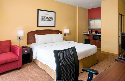 West Dundee Resort | Near Raceway Woods Forest Preserve! Indoor Pool w/FREE Parking, Pet-Friendly!