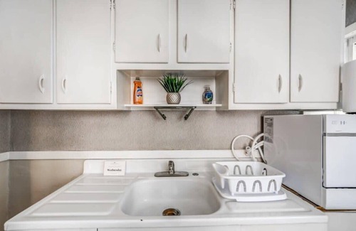 Vollintine-Evergreen House | Near Shopping & Dining- Magic in Midtown- Unit B