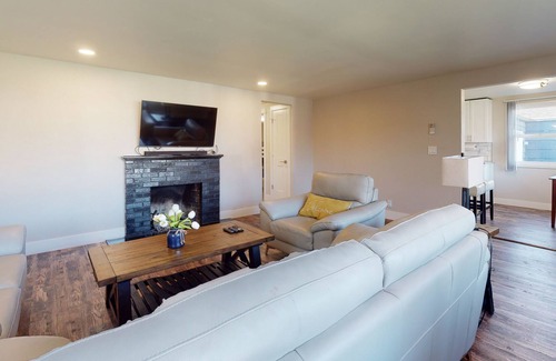 Eugene House | NEAR U OF O- NEW RENO- SLPS 8- KID/PET OK- FENCED YD