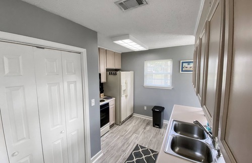 Brent House | Near UWF/Hospitals/PSC. Pool & Lakefront!-Ask about the Winter deals