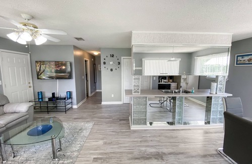 Brent House | Near UWF/Hospitals/PSC. Pool & Lakefront!-Ask about the Winter deals