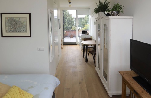 Amsterdam East Bed & Breakfast | Nearby public transport - Luxurious and private B&B included breakfast
