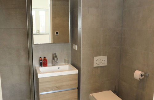 Amsterdam East Bed & Breakfast | Nearby public transport - Luxurious and private B&B included breakfast