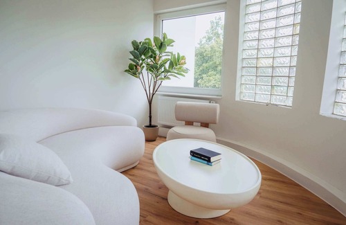 Celle Apartment | Nearby Town Hall, exclusive designer furnishings