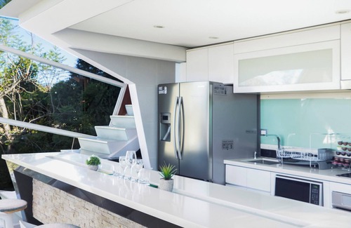 Roble Apartment | Nebulae Loft by Alianz: 2-BR Modern Loft with Jacuzzi &Nature, near SJO Airport