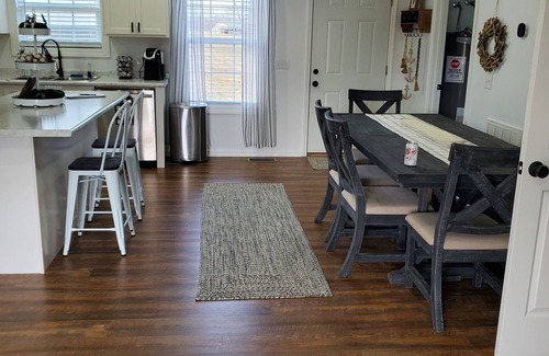 Decaturville House | Need a break? Love to fish, boat or play golf? The White House is perfect.