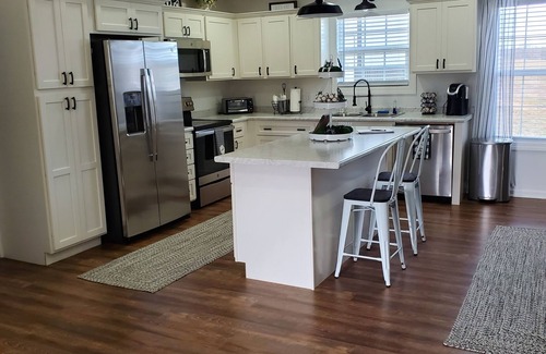Decaturville House | Need a break? Love to fish, boat or play golf? The White House is perfect.