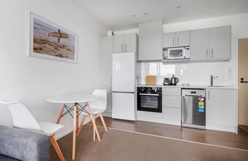 Manurewa Apartment | Neighborhood Hideaway with Air-con and Deck