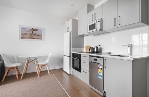 Manurewa Apartment | Neighborhood Hideaway with Air-con and Deck
