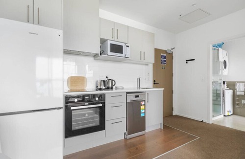 Manurewa Apartment | Neighborhood Hideaway with Air-con and Deck
