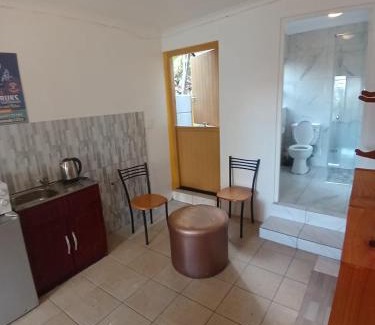 Ottery Apartment | Neo & Ruks Guest Houses Boston Belleville 5