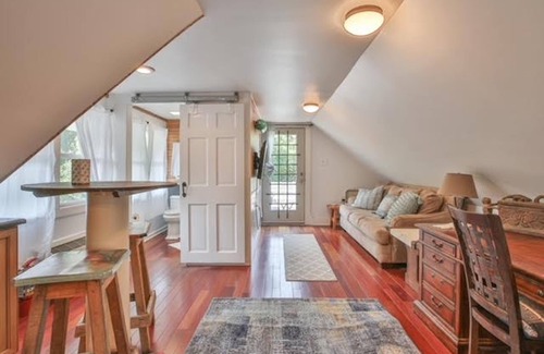 Leesburg Apartment | Nest on 9 - King Bed