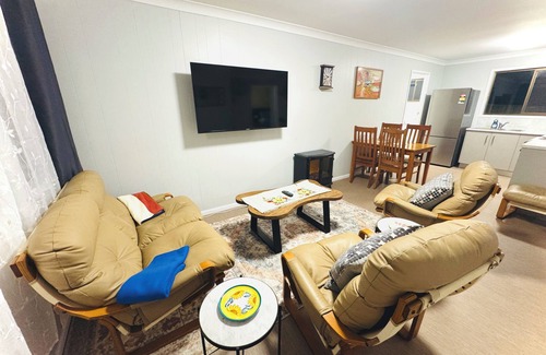 Stanthorpe House | Nestled Next Door| Cozy Designer Unit, Peaceful, Close to everything
