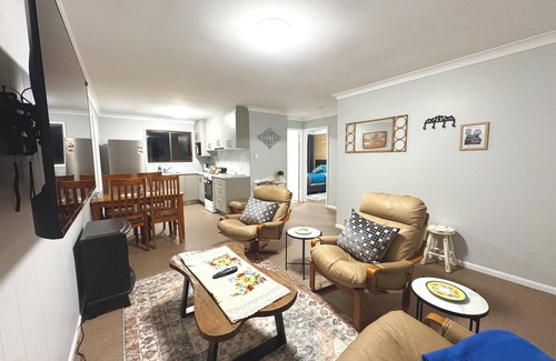 Stanthorpe House | Nestled Next Door| Cozy Designer Unit, Peaceful, Close to everything