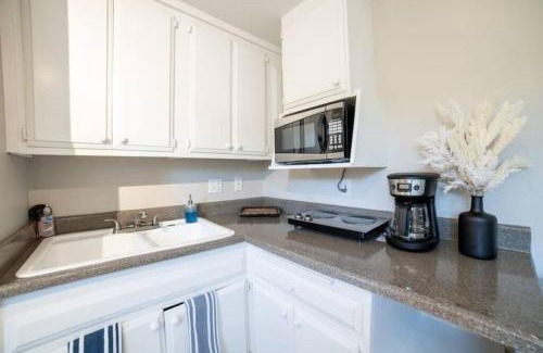 Ventura Apartment | Netflix, Bikes, Stocked Kitchenette, Beach Gear